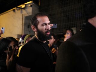 Andrew Tate en broer uit de gevangenis en onder huisarrest geplaatst