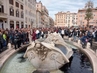 Klimaatactivisten gooien zwarte kleurstof in historische fontein in Rome
