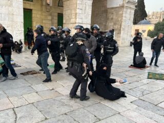 Israëlische politie valt Al-Aqsamoskee binnen en verwondt meerdere Palestijnen