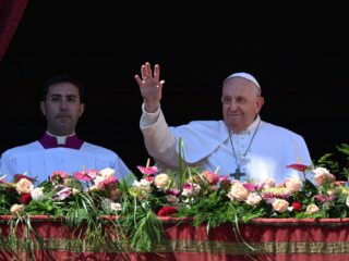 Paus staat in zijn paasboodschap stil bij oorlog Oekraïne en aardbevingsslachtoffers