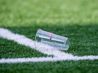Nederlandse voetbalclubs overwegen inzet 'smart cup' tegen biergooiers