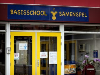 Bedreigde Amsterdamse basisschool gaat morgen weer open