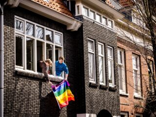 Landelijke actie met regenboogvlaggen als reactie op geweld tegen lhbtqia+-gemeenschap