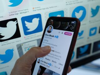 Twitter begint met weghalen blauwe vinkjes bij beroemdheden zonder abbo