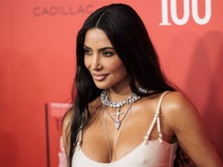 Kim Kardashian herstelt van gebroken schouder en gescheurde pees