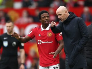 Tyrell Malacia keert na zestien maanden terug op trainingsveld onder luid applaus