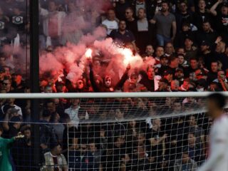 Ajax-supporters laten ravage achter in de Kuip na bekerfinale
