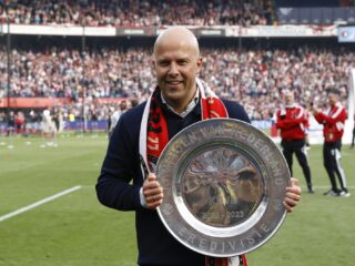 Arne Slot dient vertrekwens in bij Feyenoord