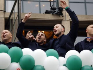 Feyenoord gehuldigd op een bomvolle Coolsingel