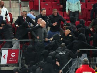 AZ-fans breken door hek en vallen familie West Ham-spelers aan