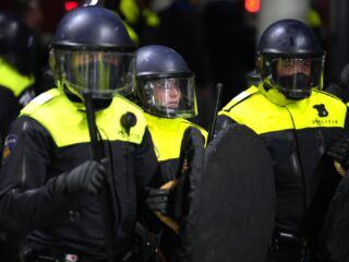 Verdachten van rellen bij AZ - West Ham melden zich na uitzending Opsporing Verzocht