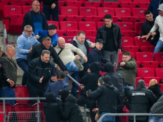 AZ deelt 43 stadionverboden uit aan rellende fans