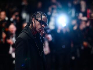 Travis Scott haalt Kanye West het podium op tijdens optreden in Rome