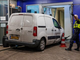 Net vrijgelaten boze man rijdt met gestolen busje politiebureau Rotterdam binnen