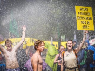 Extinction rebellion zet voor de zevende keer snelweg af, ME zet waterwerpers in