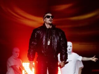 Boef maakt Dennis Schouten met de grond gelijk: "Ik koop jou en je moeder 150 keer als ik wil"