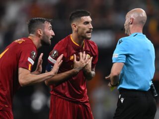 AS Roma-fans vallen scheidsrechter Taylor en familie aan op vliegveld