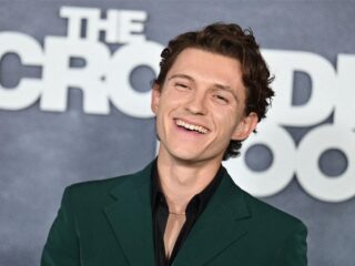 Het internet gaat los over Tom Holland's seksscène met een man in 'The Crowded Room'