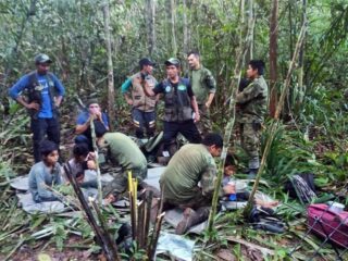 Vier vermiste kinderen 5 weken na vliegtuigcrash levend gevonden in jungle Colombia