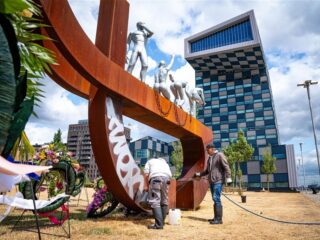 Het slavernijmonument in Rotterdam is weer schoon na bekladdingen