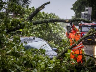 Storm Poly raast over het land: code rood, afgesloten snelwegen en een spoor van vernieling