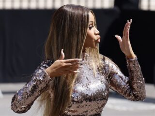 Cardi B smijt wéér met microfoon, dit keer is DJ de pineut