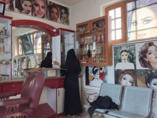 Rechten vrouwen in Afghanistan nog verder ingeperkt: schoonheidssalons nu ook verboden