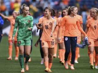 Oranje Leeuwinnen knokken zich moedig naar de kwartfinale van het WK