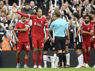 Lange schorsing dreigt voor Virgil van Dijk nadat hij tekeergaat tegen scheidsrechter