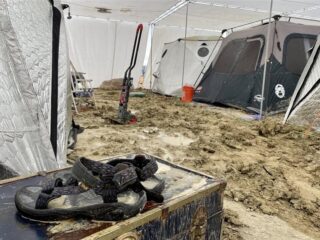 Festivalgangers vast in de modder op Burning Man, één overlijdensgeval