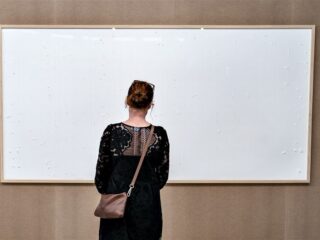 Kunstenaar exposeert 'lege' doeken en moet zo'n 70.000 euro terugbetalen aan museum