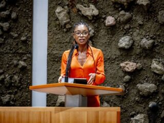 Kamervoorzitter zet microfoon van Sylvana Simons uit tijdens debat