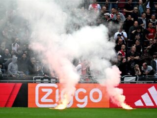 Ajax - Feyenoord definitief gestaakt door vuurwerkincidenten