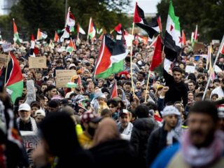 Duizenden mensen komen in Amsterdam samen voor Palestina