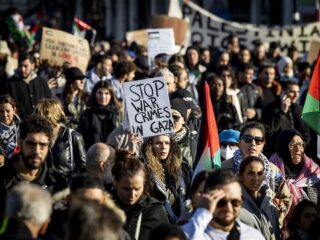 Zo'n 7000 mensen in Utrecht tijdens protest voor Palestina: "Nederland is het probleem"