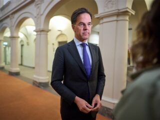 Grote groep rijksambtenaren doet noodoproep aan kabinet: stop met het geweld