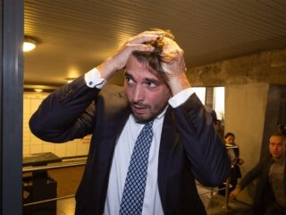 Beelden van Thierry Baudet die keihard geslagen wordt gaan viraal