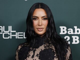 Kim Kardashian na Balenciaga-commotie toch ambassadeur voor merk: "Geen integriteit"