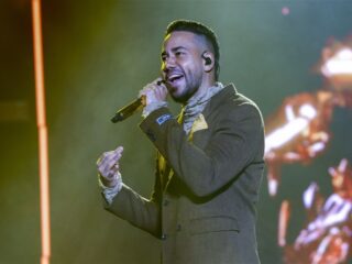 Man scheidt van vrouw nadat ze Romeo Santos zoende tijdens concert: “Droom die uitkwam”