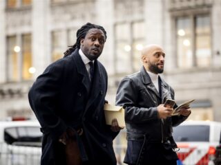 Akwasi krijgt steun van de koning na haat: "Bizar en bijzonder"