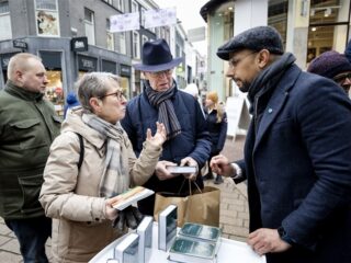 Moslims delen Korans uit in Arnhem als vreedzame tegenreactie op Pegida
