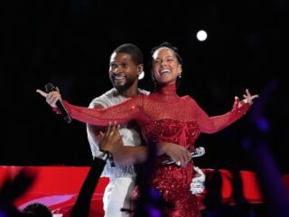 Usher reageert op omhelzing met Alicia Keys tijdens Super Bowl: "Niets fout gedaan"