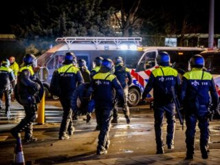 De rellen in Den Haag: zes agenten gewond en dertien aanhoudingen