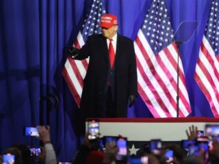 Donald Trump komt, een dag na hoge straf, met zijn eigen sneaker