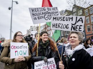 Joodse demonstranten tegen de komst van Israëlische president: "Niet in onze naam"