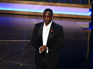 Acteurs dragen tijdens Oscars rode buttons uit solidariteit voor Palestina