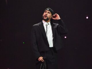 Bad Bunny schittert in nieuwe misdaadthriller 'Caught Stealing'