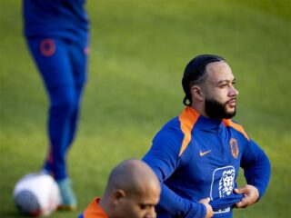 Bondscoach over Memphis Depay die steun betuigt aan Promes: "Niet handig"