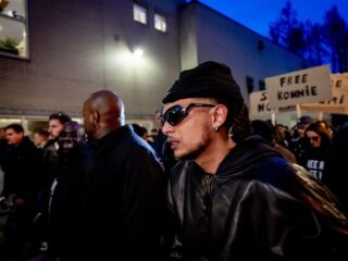 Ronnie Flex krijgt bizarre reacties na een Facebookpost over vakantie in Suriname: "Blijf lekker daar"