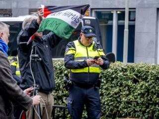 Pegida-voorman veegt kont af met Palestijnse vlag in Rotterdam